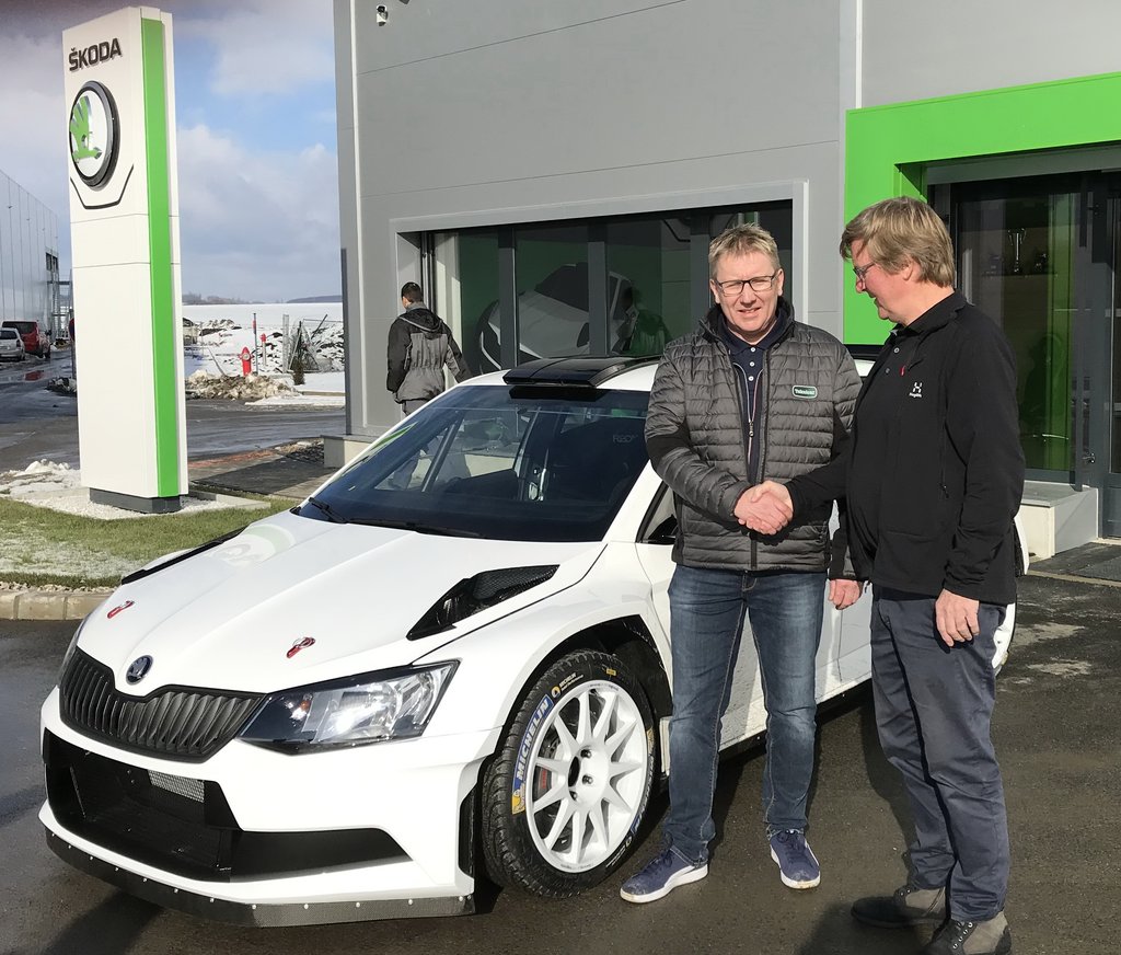 Ib Kragh takker Niels P Skak fra au2parts, der er en af de sponsorer, der har gjort projektet muligt